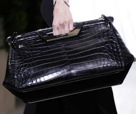 Неделя моды в Париже-2021: скромная нежность от Balenciaga